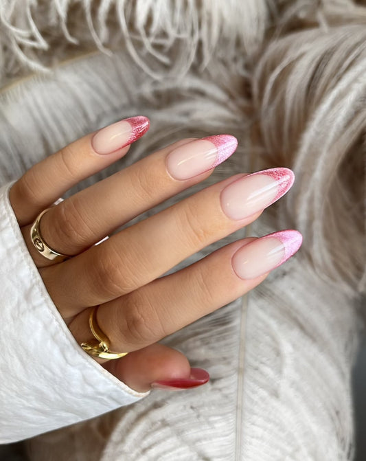 Et spil på de franske negle, her er French Kiss. Negledesignet har en pink reflekterende fransk kant. Franske negle med lidt finesse