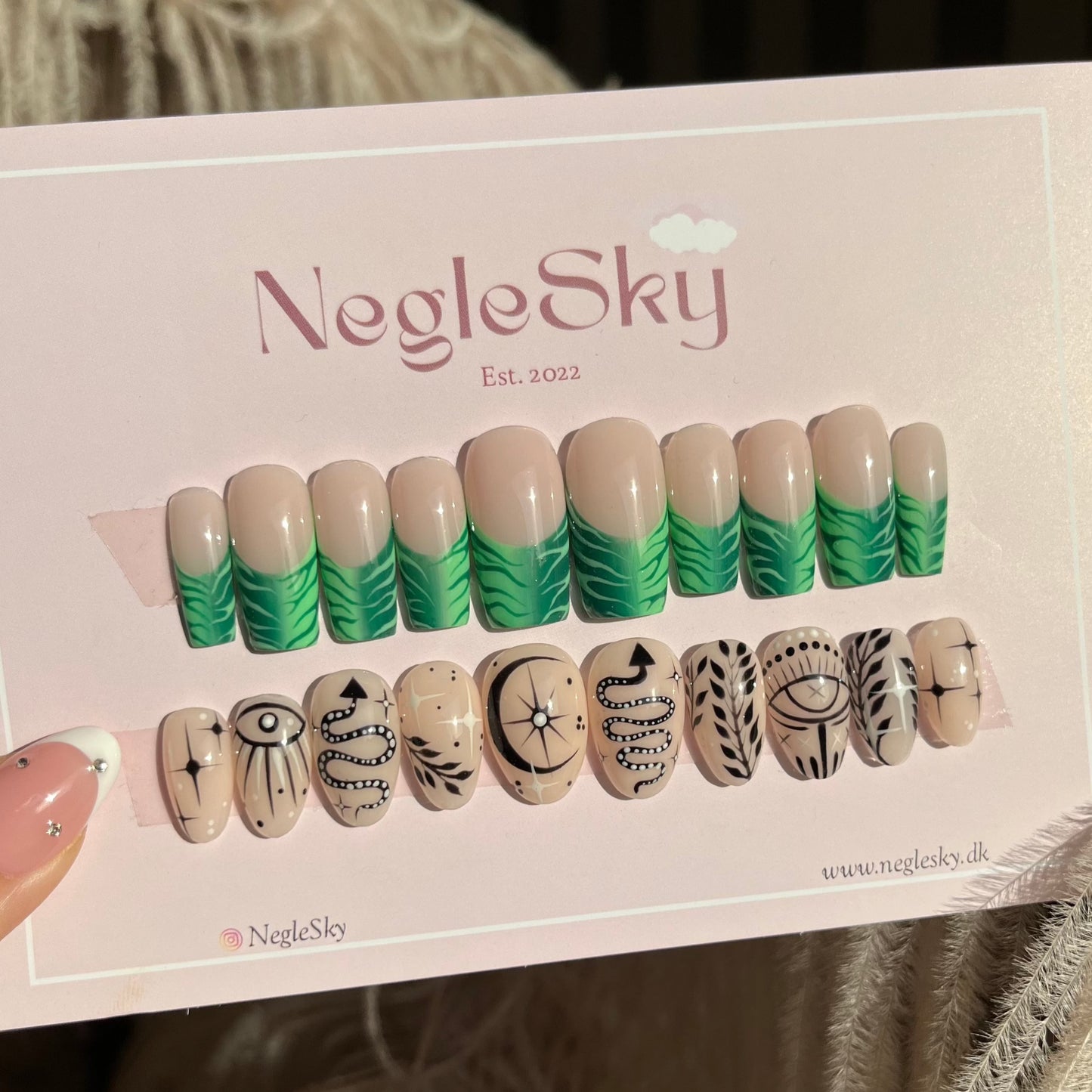 Her er et billede af et eksempel på Custom Design sæt, altså custom made gel negle, hvor man selv kan vælge dit negledesign. Gel press on negle Custom Design Level 4. Vælg selv design. Her er eksempler på Level 4 Custom Design Sæt.