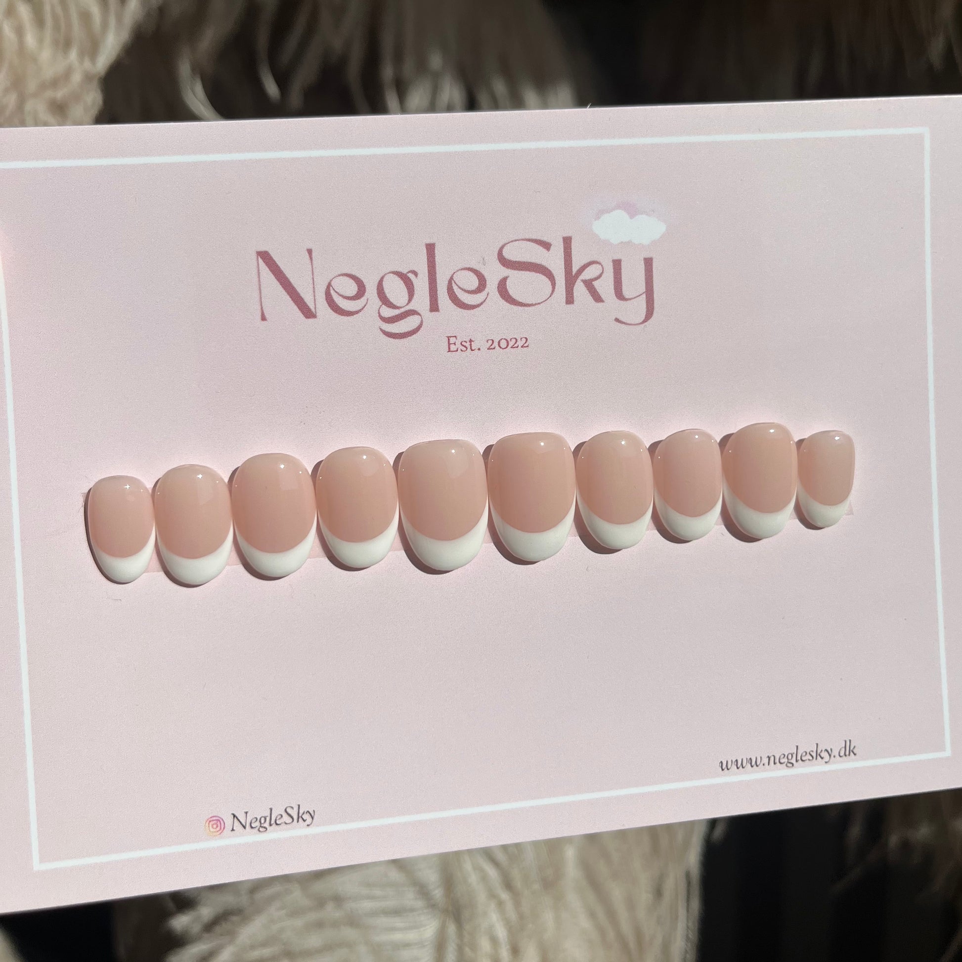 Iconic French på XShort Round. NegleSkys mest iconiske sæt! En klassisk fransk kant, så er du til gel french nails - gel press on franske negle, så er Iconic French dit