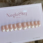 Iconic French på Short Round. NegleSkys mest iconiske sæt! En klassisk fransk kant, så er du til gel french nails - gel press on franske negle, så er Iconic French dit