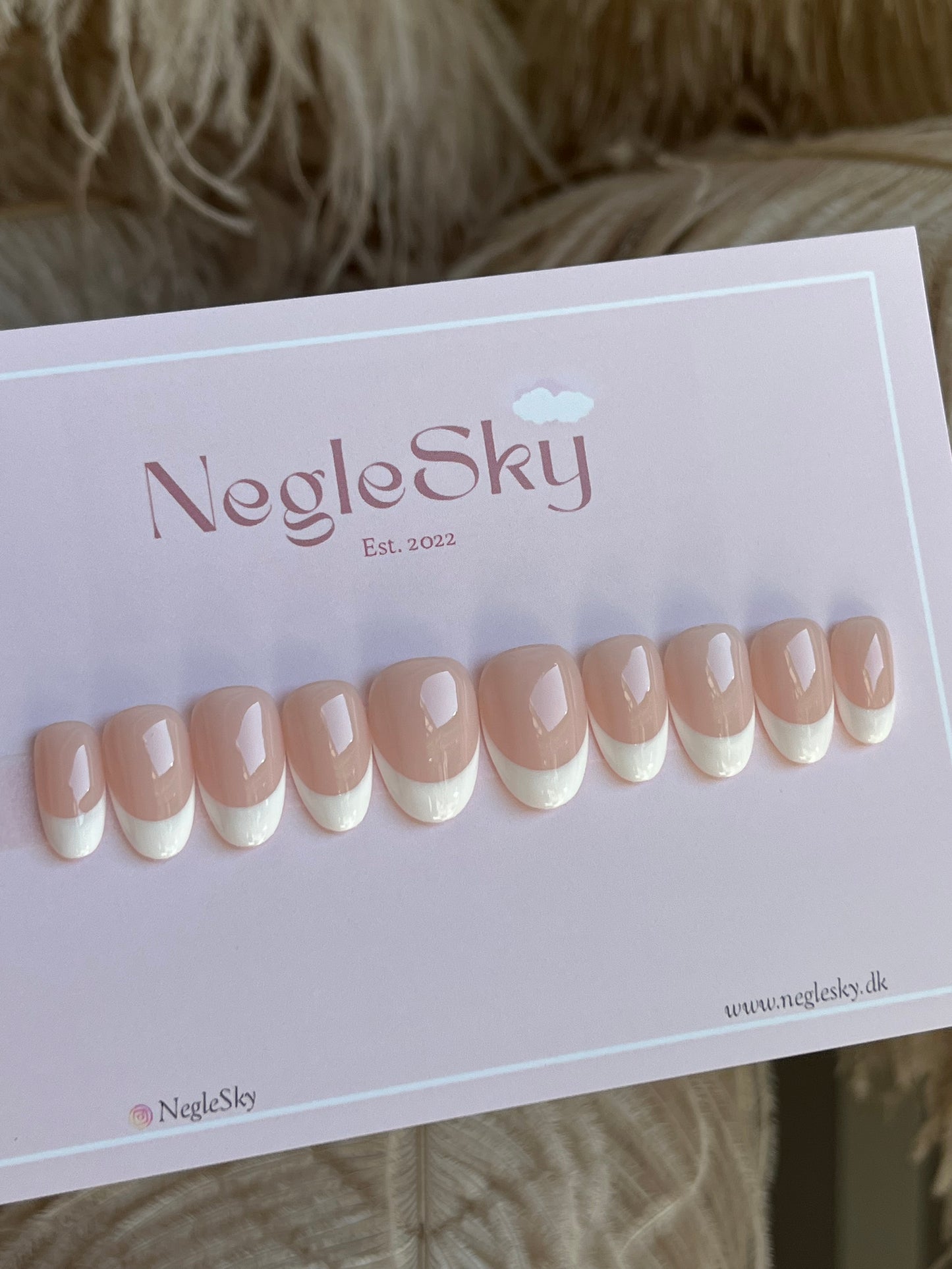 Iconic French på Short Round. NegleSkys mest iconiske sæt! En klassisk fransk kant, så er du til gel french nails - gel press on franske negle, så er Iconic French dit