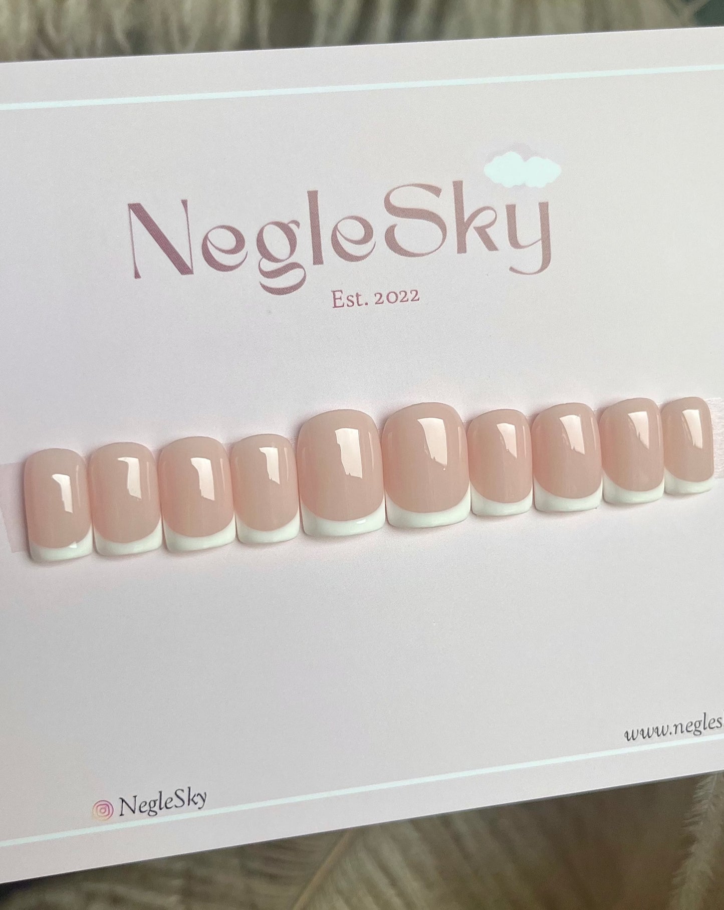 Iconic French på XShort Square. NegleSkys mest iconiske sæt! En klassisk fransk kant, så er du til gel french nails - gel press on franske negle, så er Iconic French dit