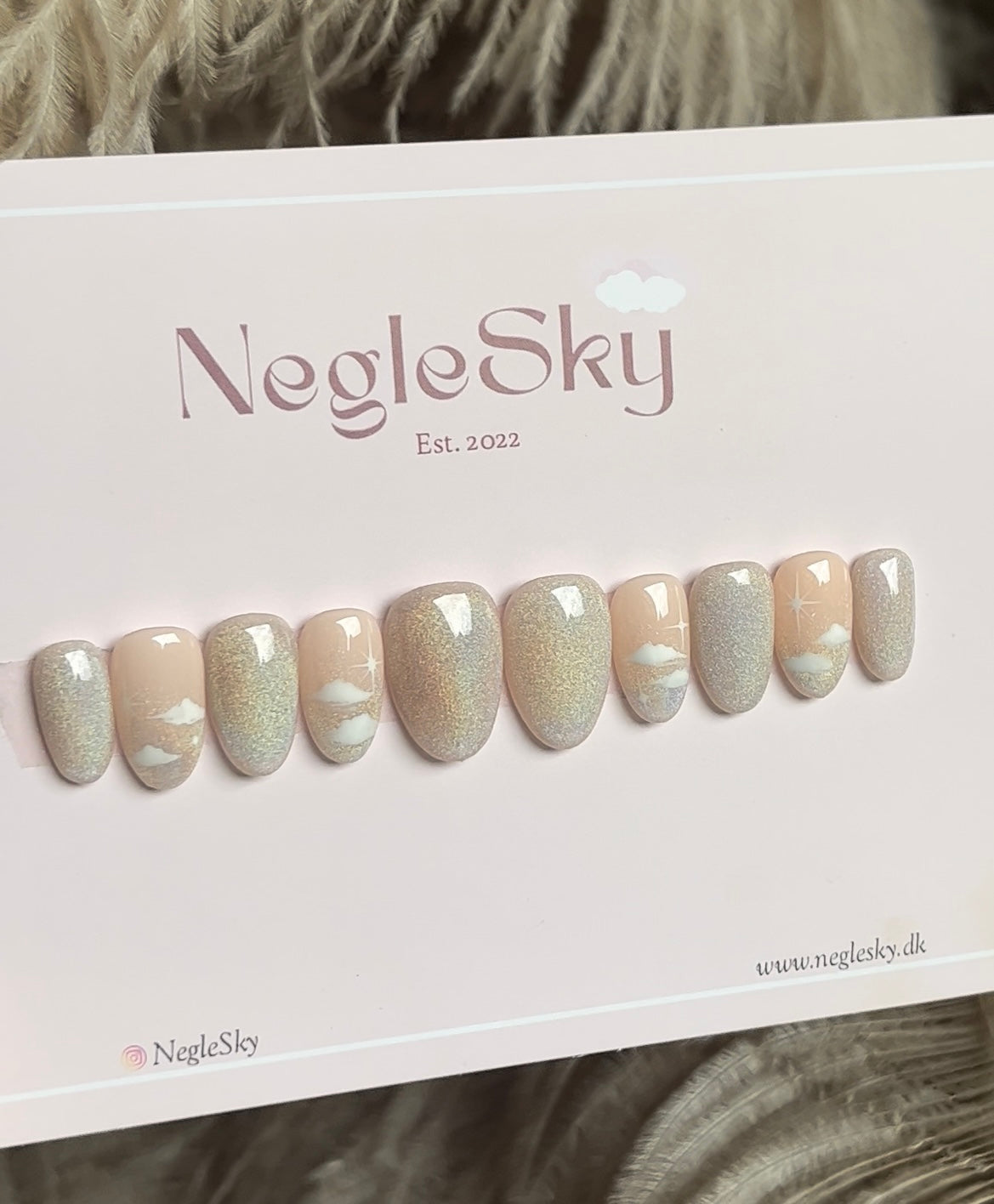 Her ses alle 10 negle i designet Cloud Nine Short Round neglesæt fra neglesky